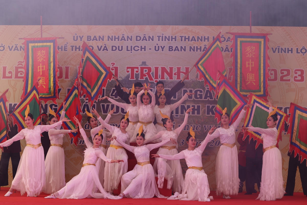 Ngay sau diễn văn khai mạc lễ hội là Lễ chánh kỵ và chương trình nghệ thuật với chủ đề “Trung Hưng gấm vóc”, thu hút sự quan tâm của đông đảo Nhân dân và du khách thập phương.  