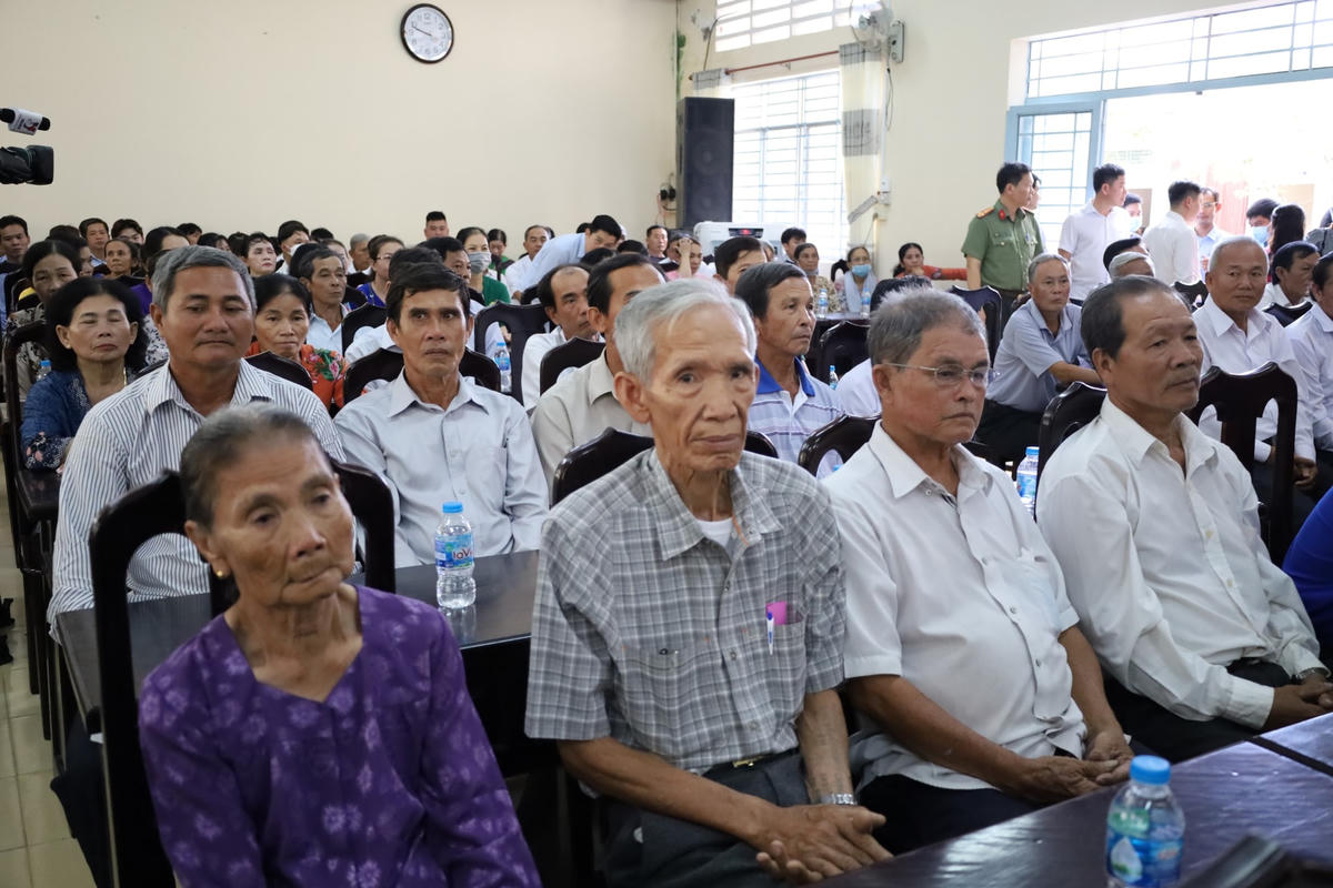  Bà con nhân dân xã Nhơn Ái, huyện Phong Điền tham dự Ngày hội.