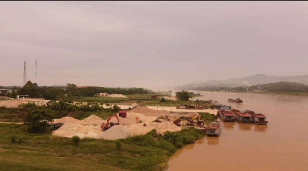 ... Nhưng đã tổ chức hoạt động bốc xếp. (Ảnh cắt từ clip ngày 10/8)