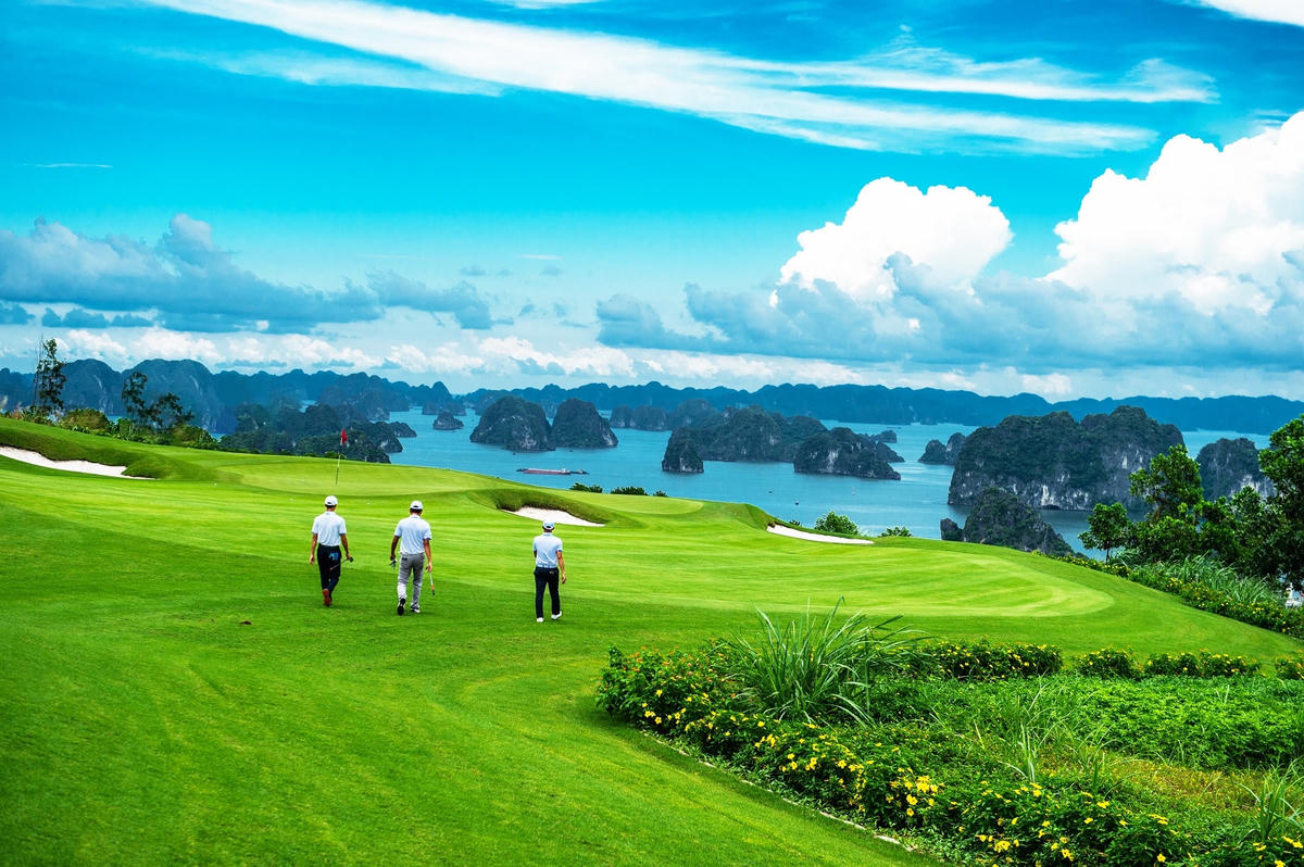Ngắm trọn kỳ quan Vịnh Hạ Long tại hố 12 sân FLC Golf Club Hạ Long.
