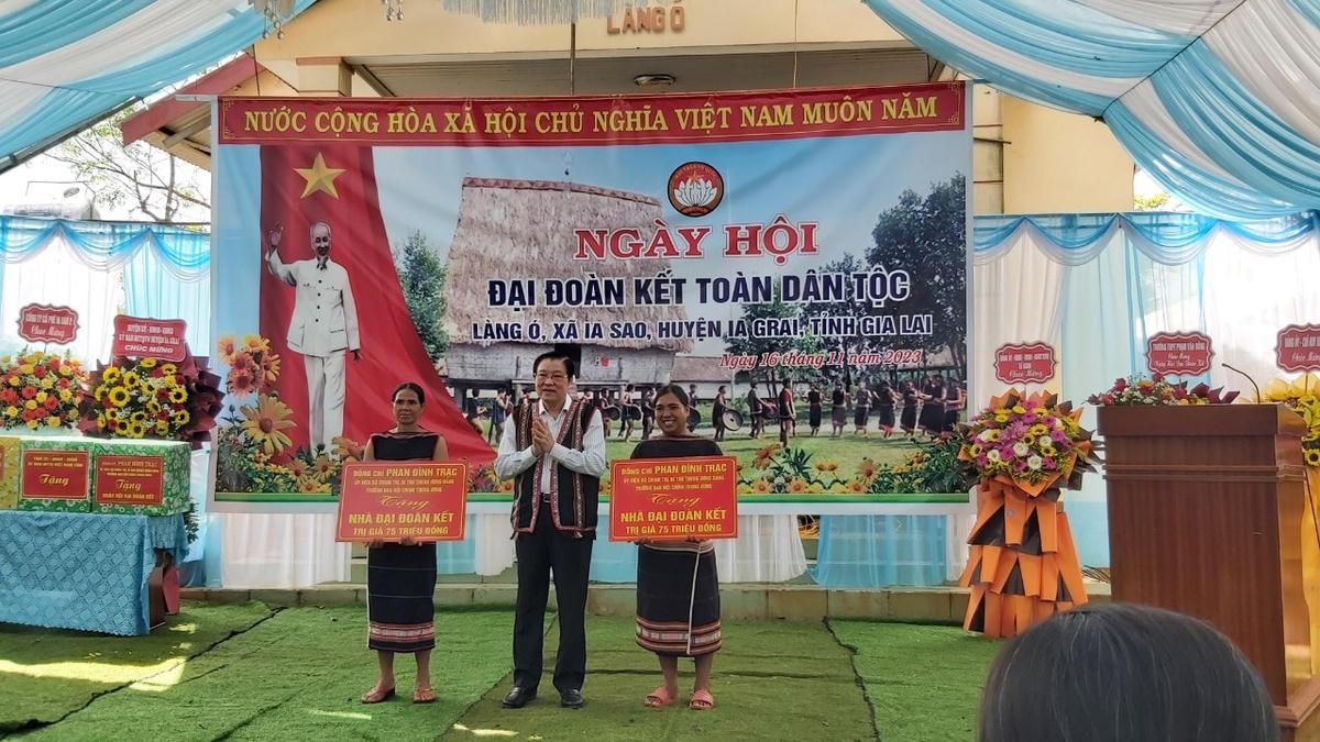 Ông Phan Đình Trạc trao tặng 2 nhà đại đoàn kết cho 2 hộ nghèo đang sinh sống trên địa bàn làng Ó.