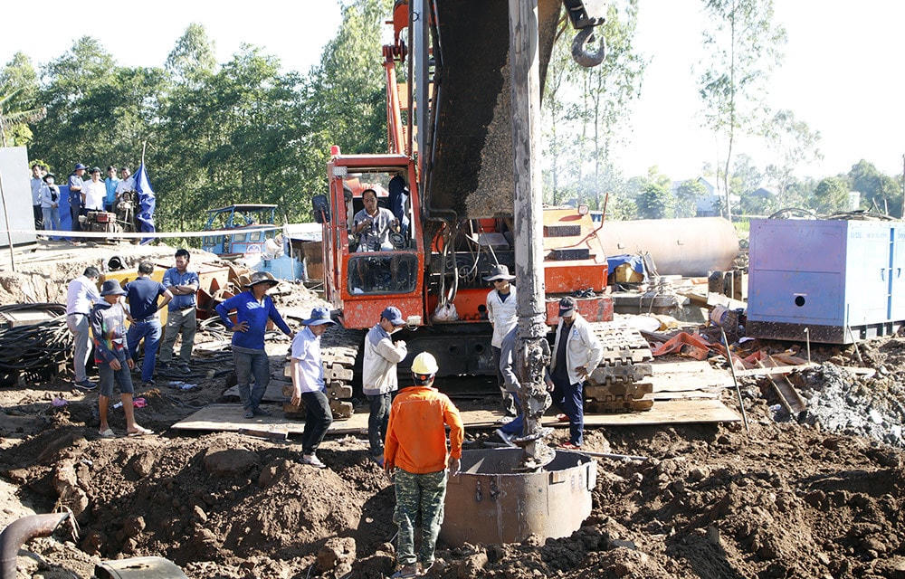 Công tác cứu hộ gặp khó khăn do nền đất chặt. Ảnh: Báo Vietnamnet.