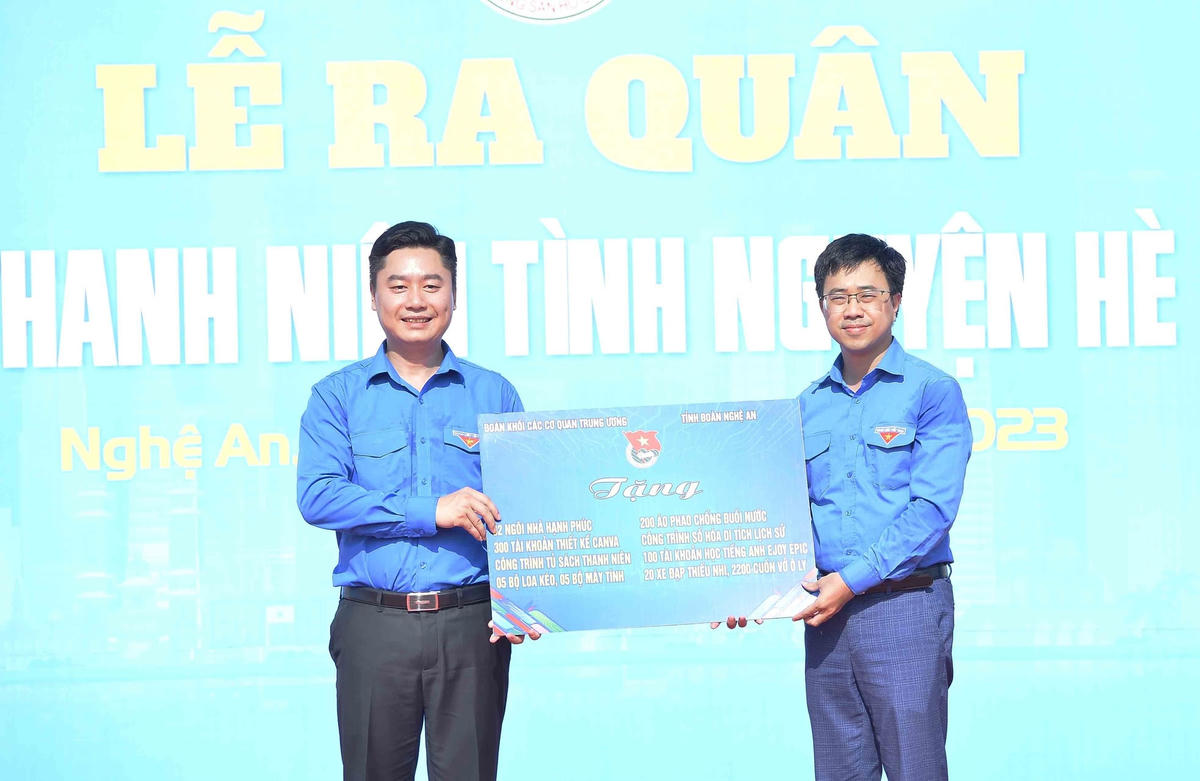 Tại Lễ ra quân, Đoàn Khối các cơ quan Trung ương trao tặng 2 ngôi nhà hạnh phúc và nhiều công trình, suất quà ý nghĩa tới người dân trên địa bàn tỉnh Nghệ An. Ảnh: Minh Đức/TTXVN.