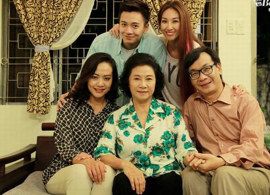 NSƯT Đức Khuê (áo cam) ghi dấu trong lòng khán giả bằng vẻ ngoài đậm chất hài. 