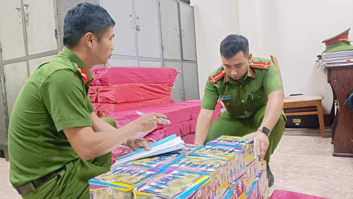 Lực lượng Công an đang kiểm kê số lượng pháo nổ.