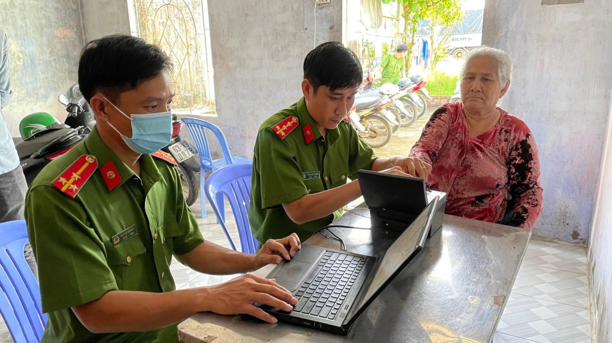 Công an huyện Hoà Bình (Bạc Liêu) duy trì các tổ công tác lưu động cấp CCCD tại nhà cho các trường hợp già cả, neo đơn.