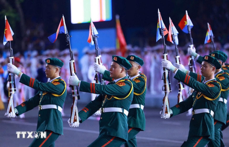 Các lực lượng lần lượt vào vị trí. )Ảnh: TTXVN)