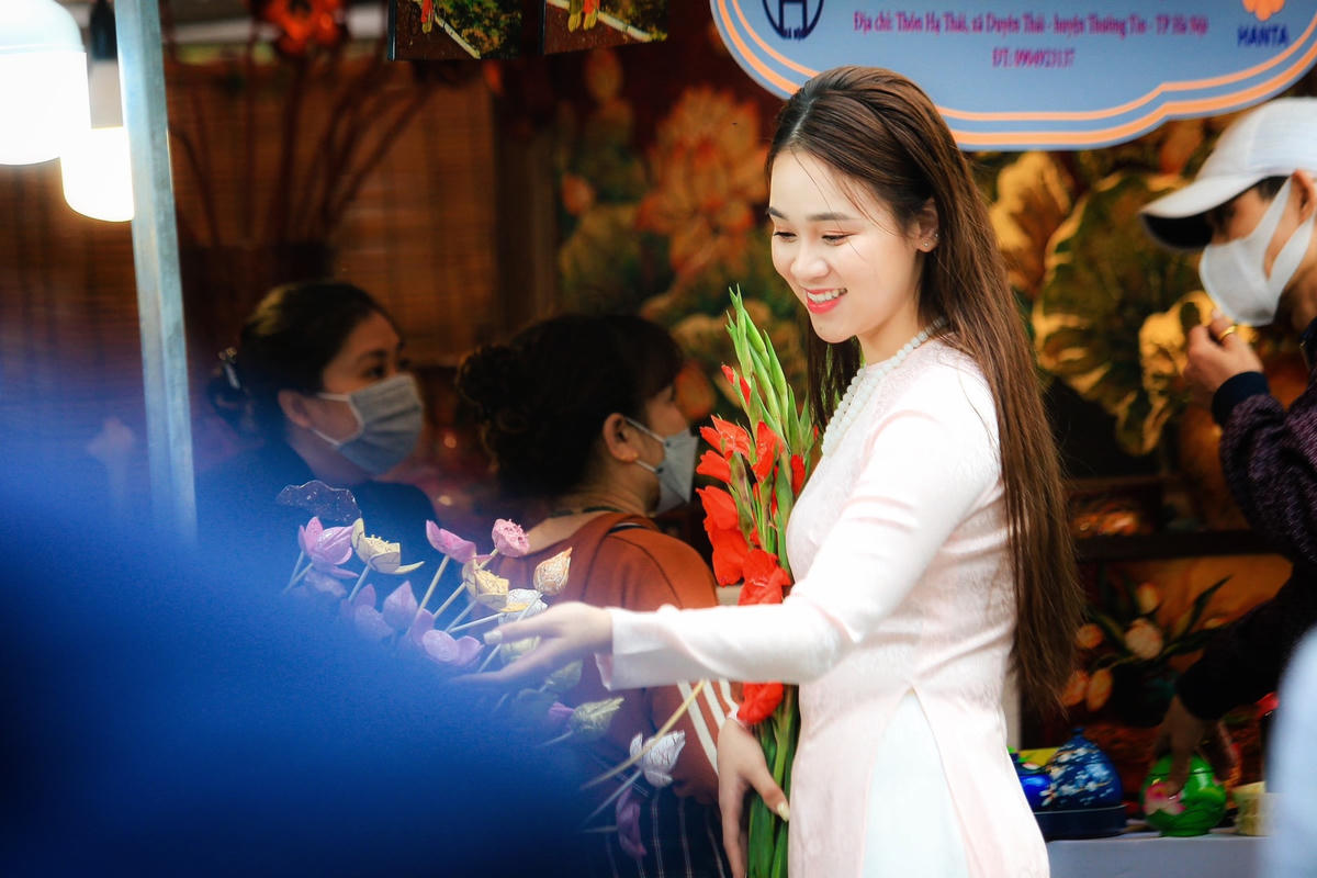 Cứ mỗi khi Tết đến Xuân về, chợ hoa Hàng Lược luôn thu hút đông đảo người dân Thủ đô, du khách đi mua sắm và thưởng thức không khí Tết nhộn nhịp.