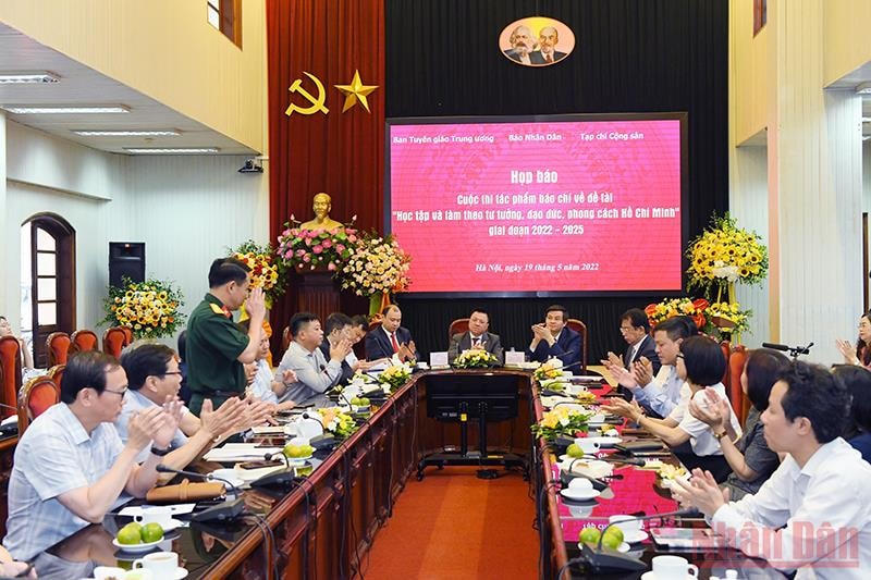 Quang cảnh lễ phát động.