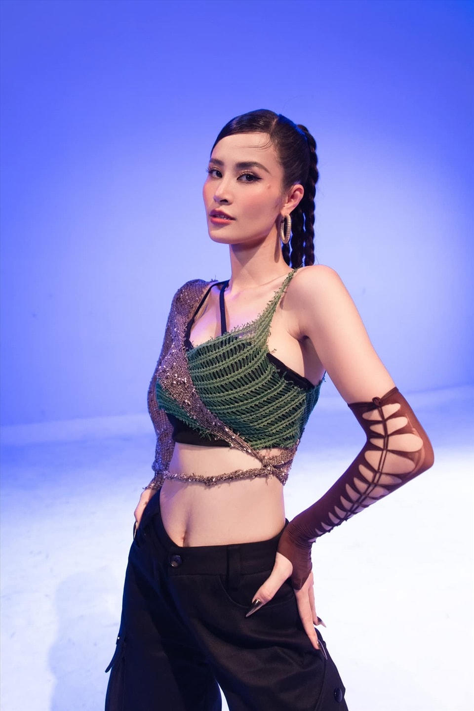 Tranh cãi của Đông Nhi bắt nguồn từ sự việc nội bộ. Tuy nhiên chính nữ ca sĩ đã đẩy mọi chuyện đi xa vì bài viết thiếu khéo léo, tinh tế. 