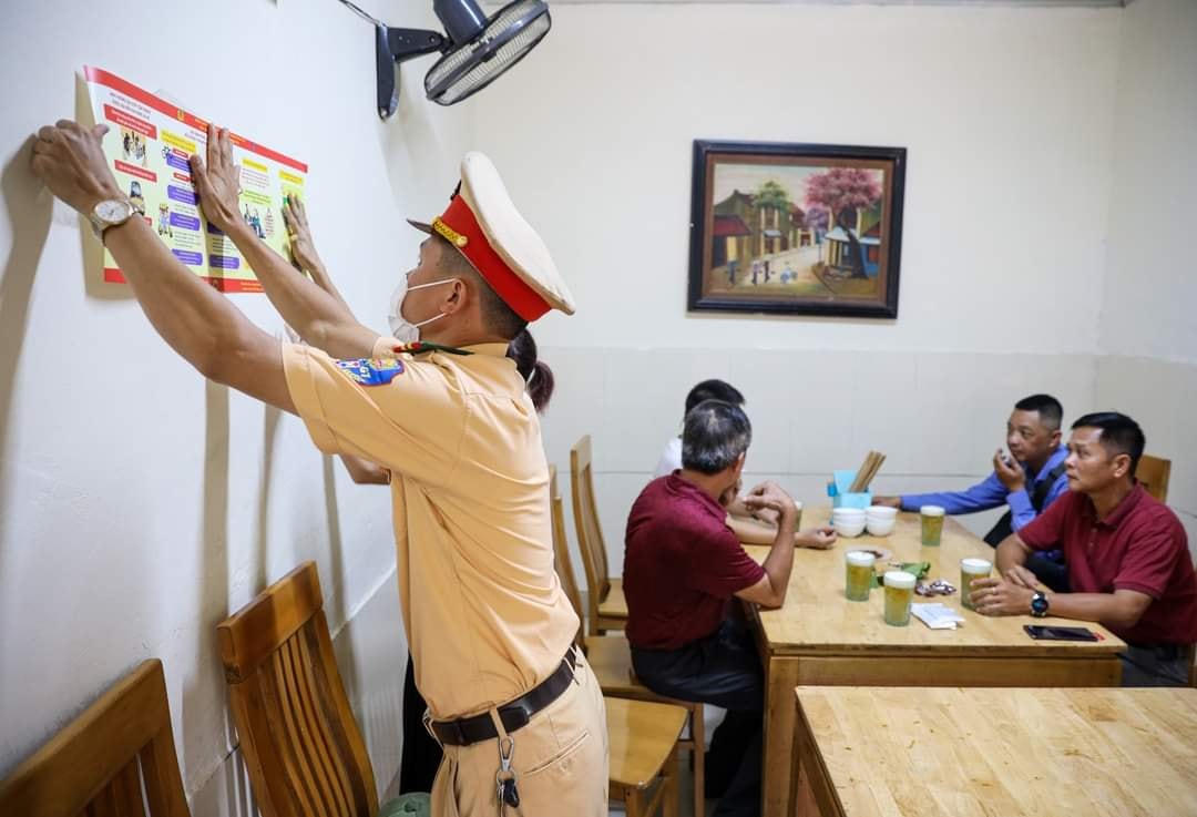 Theo đó, ngày 25/ 7, Đội CSGT đường bộ số 6 cũng đã tiến hành dán áp phích tuyên truyền về việc đã uống rượu bia thì không lái xe. Đặc biệt, yêu cầu các chủ hàng quán ký cam kết thực hiện nghiêm quy định về cấm uống rượu, bia khi điều khiển phương tiện tham gia giao thông.