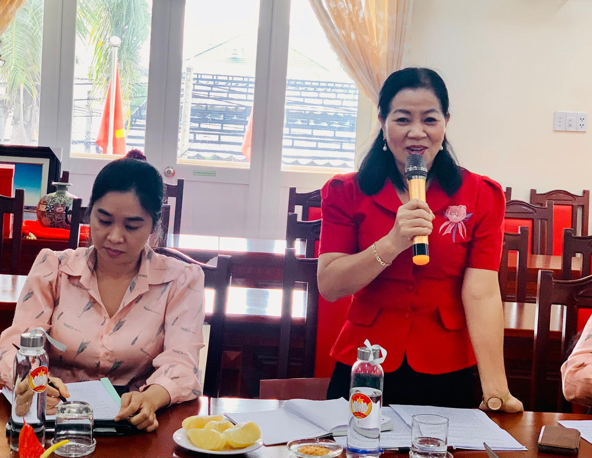 Đại diện lãnh đạo Ủy ban MTTQ Việt Nam huyện Thống Nhất chia sẻ kinh nghiệm.