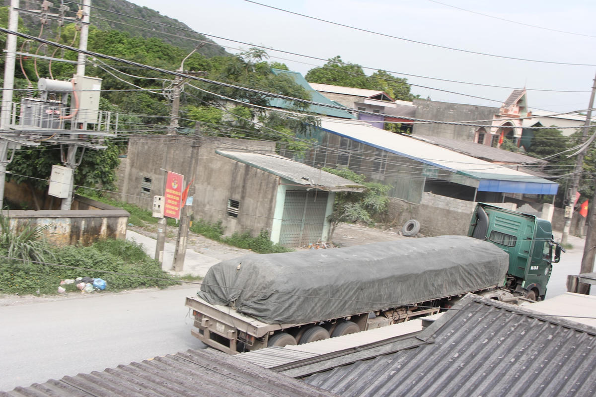 Những xe tải hoạt động ở đây chủ yếu chở đá, bột đá, clinker từ các điểm khai thác đá Hồng Sơn, nhà máy xi măng Bút Sơn, Long Thành rồi men theo dân sinh Hồng Sơn chạy ra đường QL21, tỉnh lộ ĐT 494 để chở đến cảng Bút Sơn và các nơi khác tiêu thụ.