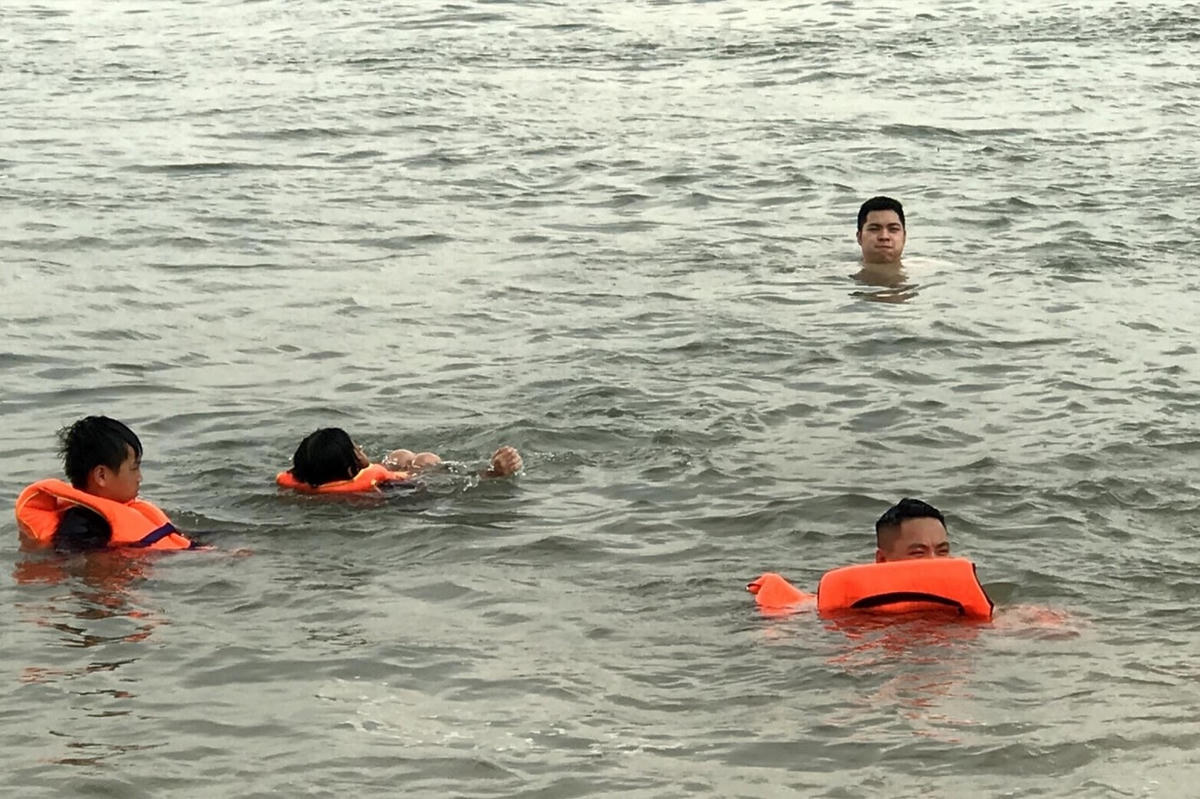 Không phải là một “bể bơi” an toàn, không có lực lượng cứu hộ, tàu thuyền đi lại rất nhiều. Sông Hồng tiềm ẩn nhiều rủi ro đối với người dân tới “giải nhiệt”.