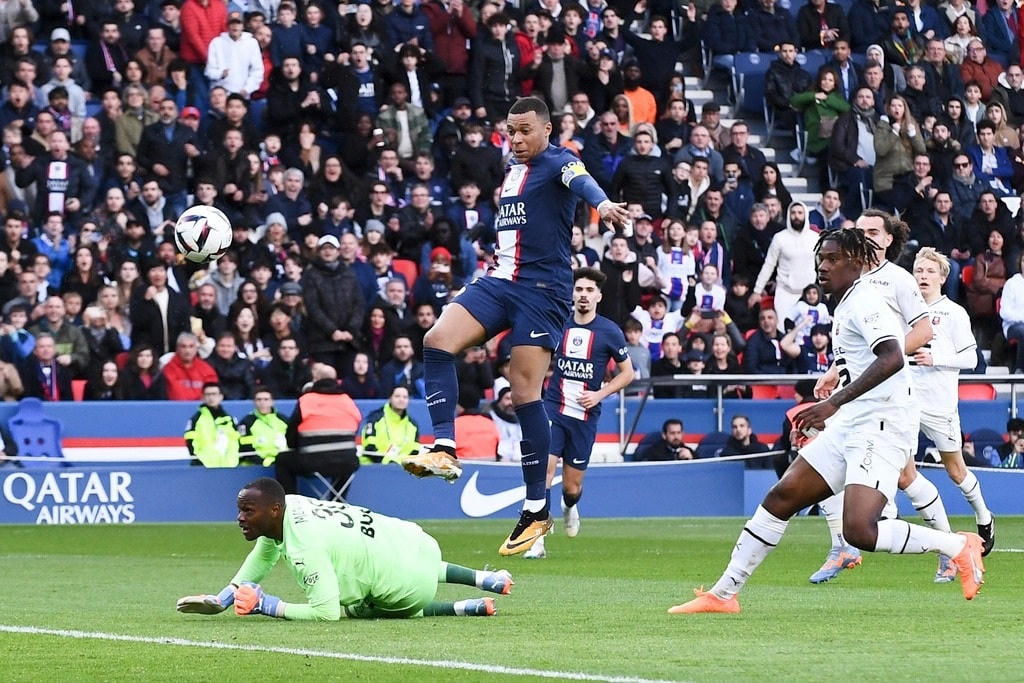 Mbappe nhiều lần đối mặt Mandanda nhưng không thể đánh bại thủ thành người Pháp (Ảnh: AP).
