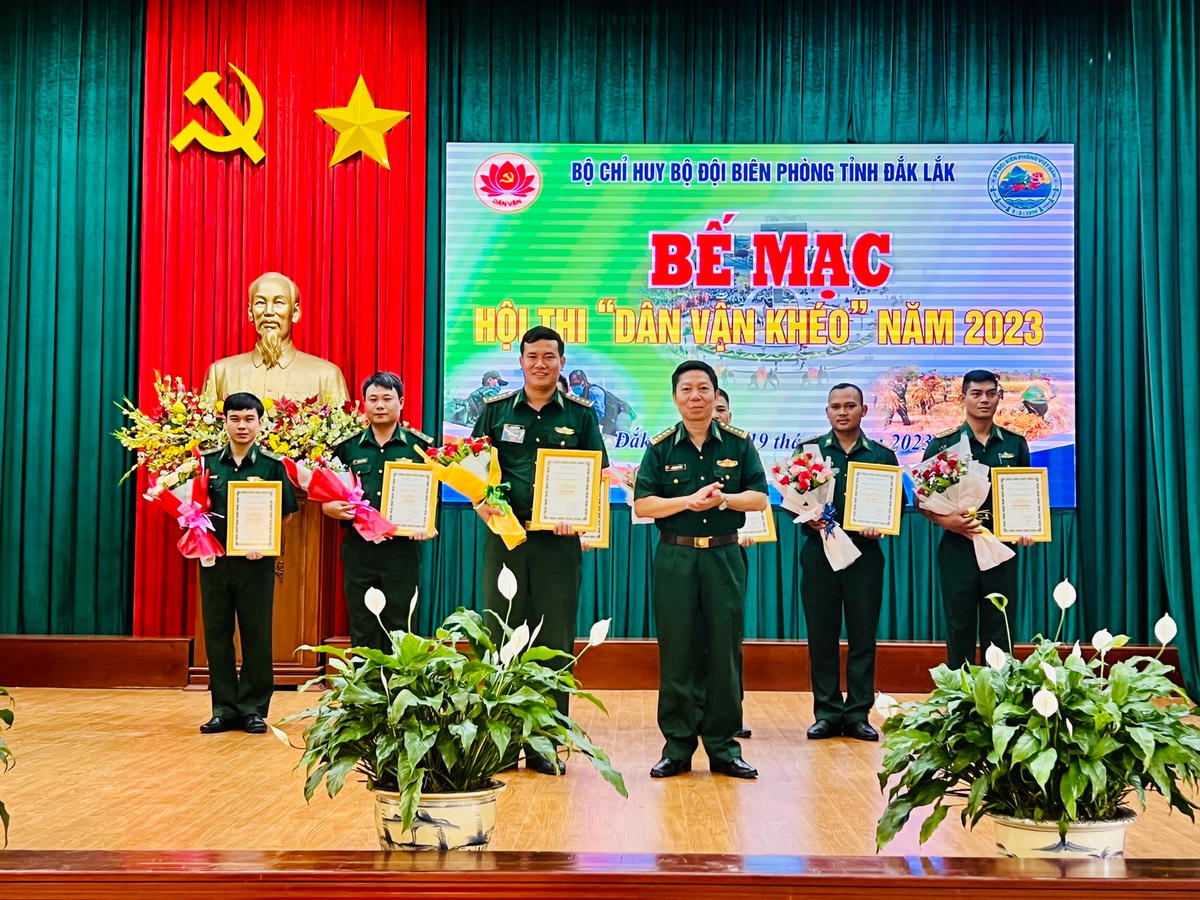 Ban tổ chức, trao giải cho các đội đạt thành tích trong Hội thi.