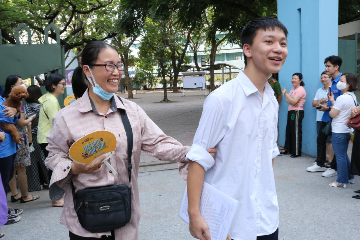Cùng tâm trạng với thí sinh, nhiều phụ huynh đều thấy nhẹ nhõm khi con mình đã vượt qua 2 môn thi của kỳ thi tuyển sinh vào lớp 10 công lập.