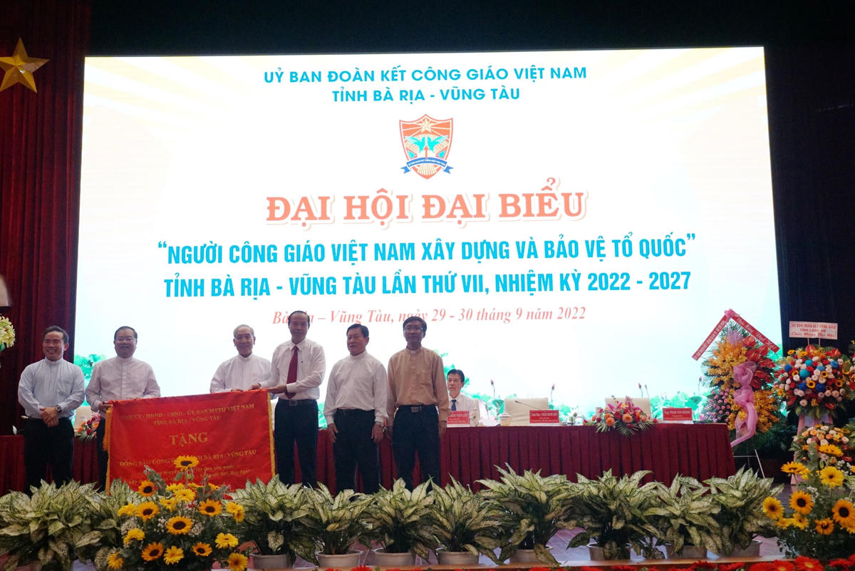 Chủ tịch UBND tỉnh Bà Rịa-Vũng Tàu Nguyễn Văn Thọ (đeo cà vạt) tặng bức trướng chúc mừng đại hội. Ảnh: Mạnh Thìn.