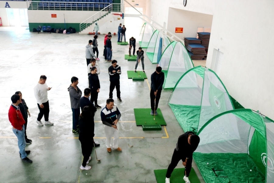 Từ năm học 2021 - 2022, Đại học Quốc gia Hà Nội chính thức đưa bộ môn golf vào giảng dạy ở Hòa Lạc như một trong những bộ môn giáo dục thể chất để sinh viên lựa chọn. Ảnh: Đại học Quốc gia Hà Nội.