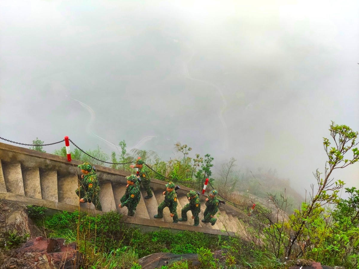 Phụ trách quản lý, bảo vệ 43 km đường biên thuộc 6 xã biên giới trên địa bàn huyện Bình Liêu với hơn 95% cư dân là đồng bào DTTS, Đồn Biên phòng cửa khẩu Hoành Mô luôn làm tốt công tác xây dựng thế trận biên phòng toàn dân, góp phần quan trọng trong việc bảo vệ địa bàn biên giới.
