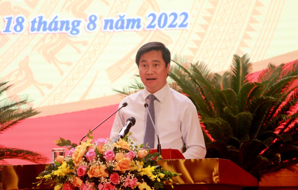 Ông Nguyễn Tường Văn, Phó Bí thư Tỉnh ủy, Chủ tịch UBND tỉnh Quảng Ninh phát động phong trào thi đua đặc biệt. Ảnh: QMG