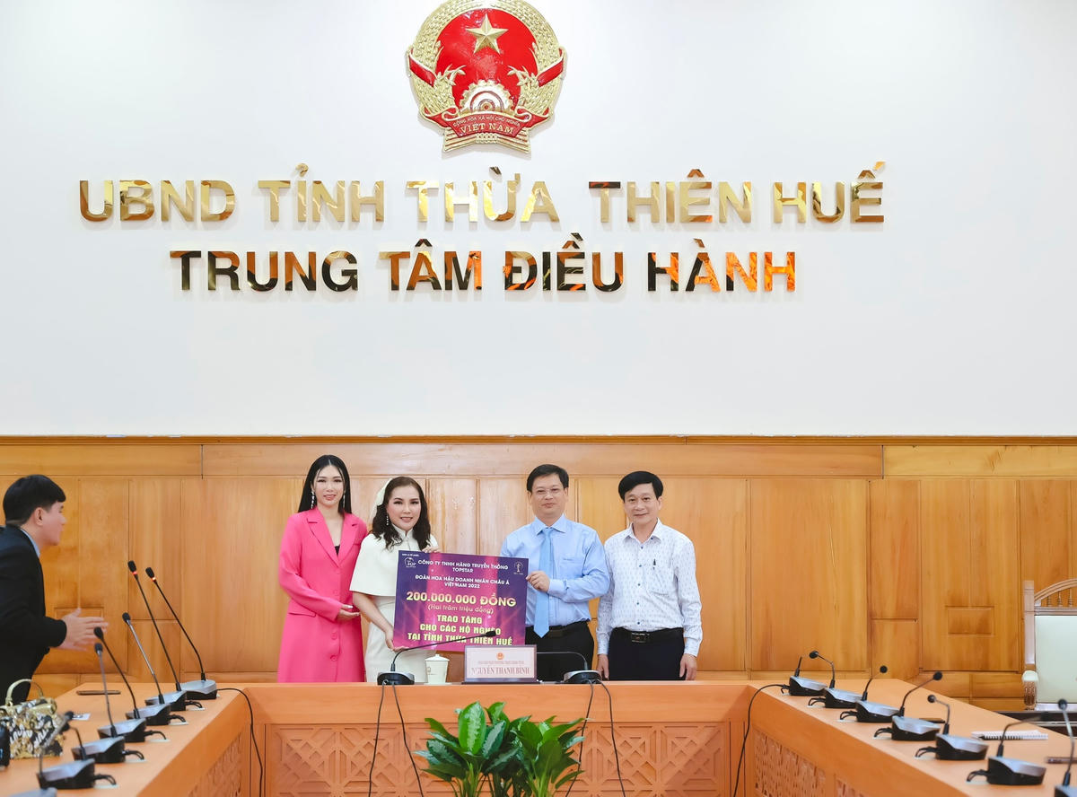 BTC trao tặng 200 triệu đồng cho tỉnh Thừa Thiên Huế để giúp các hộ dân nghèo.