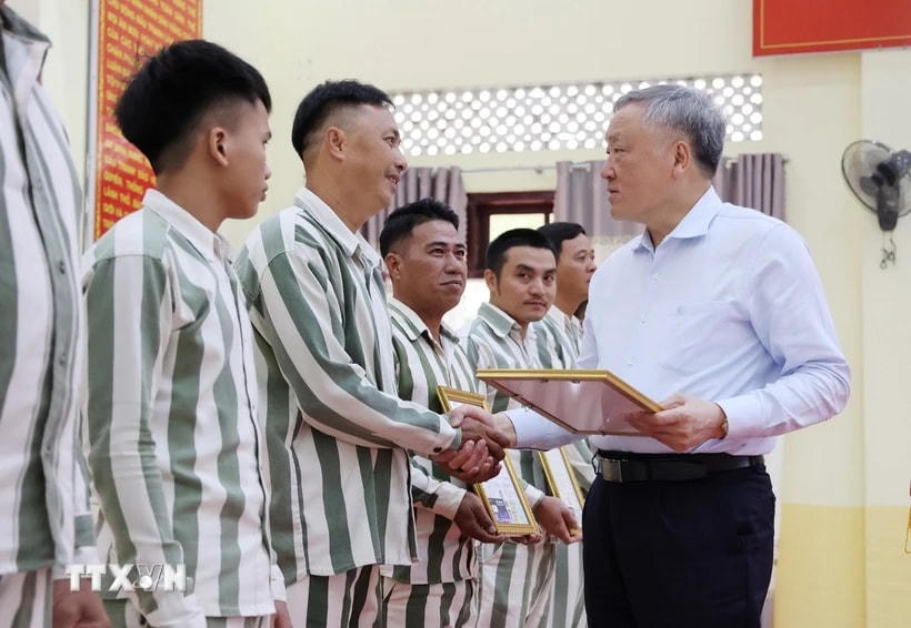Phó Thủ tướng Thường trực Nguyễn Hòa Bình trao Giấy chứng nhận đặc xá cho những người được đặc xá ở Trại giam A2. (Ảnh: Tiên Minh/TTXVN)