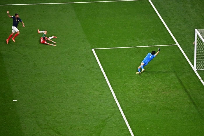 Giroud tung ra cú sút rất căng nhưng đáng tiếc bóng đã đi trúng cột dọc.