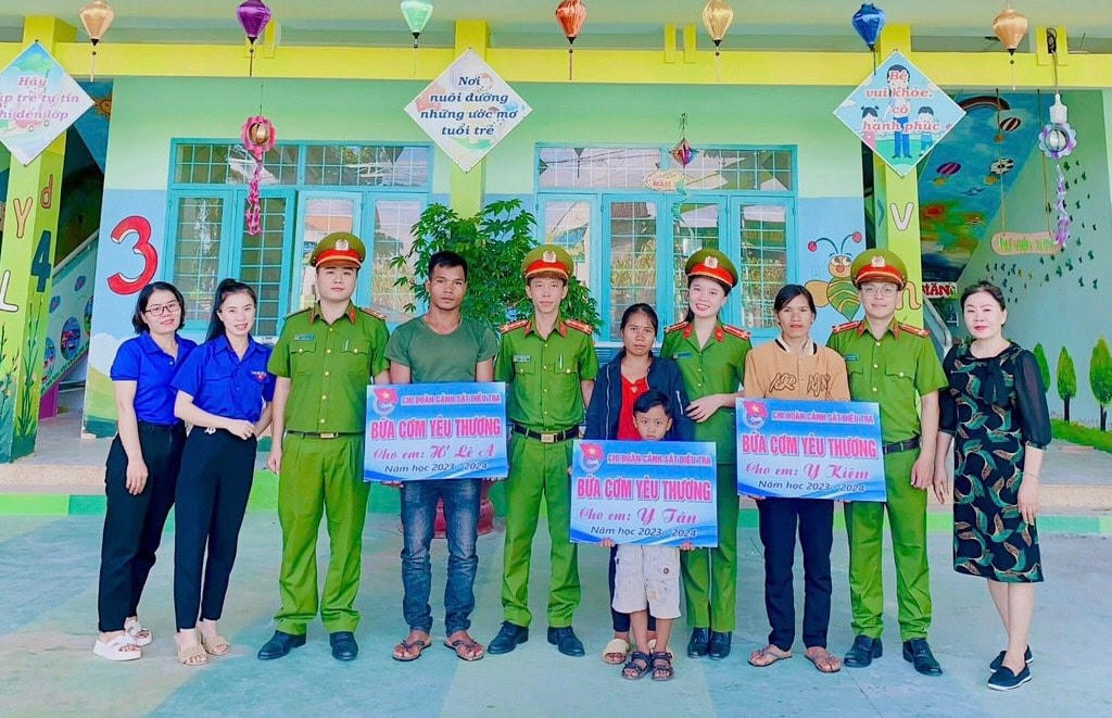 Đoàn Thanh niên Công an huyện Krông Nô trao tặng 3 suất cơm yêu thương cho các em học sinh có hoàn cảnh đặc biệt khó khăn.