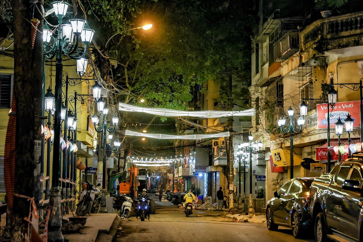 Theo ông Nguyễn Dân Huy, một trong những hạng mục quan trọng phục vụ tuyến phố đi bộ đêm này là chỉnh trang vỉa hè dọc tuyến phố Ngũ Xã kéo về Nguyễn Khắc Hiếu. 