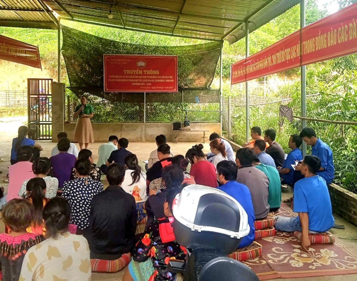 Một buổi tuyên truyền của cán bộ MTTQ Việt Nam tỉnh Điện Biên về thực hiện chương trình MTQG.