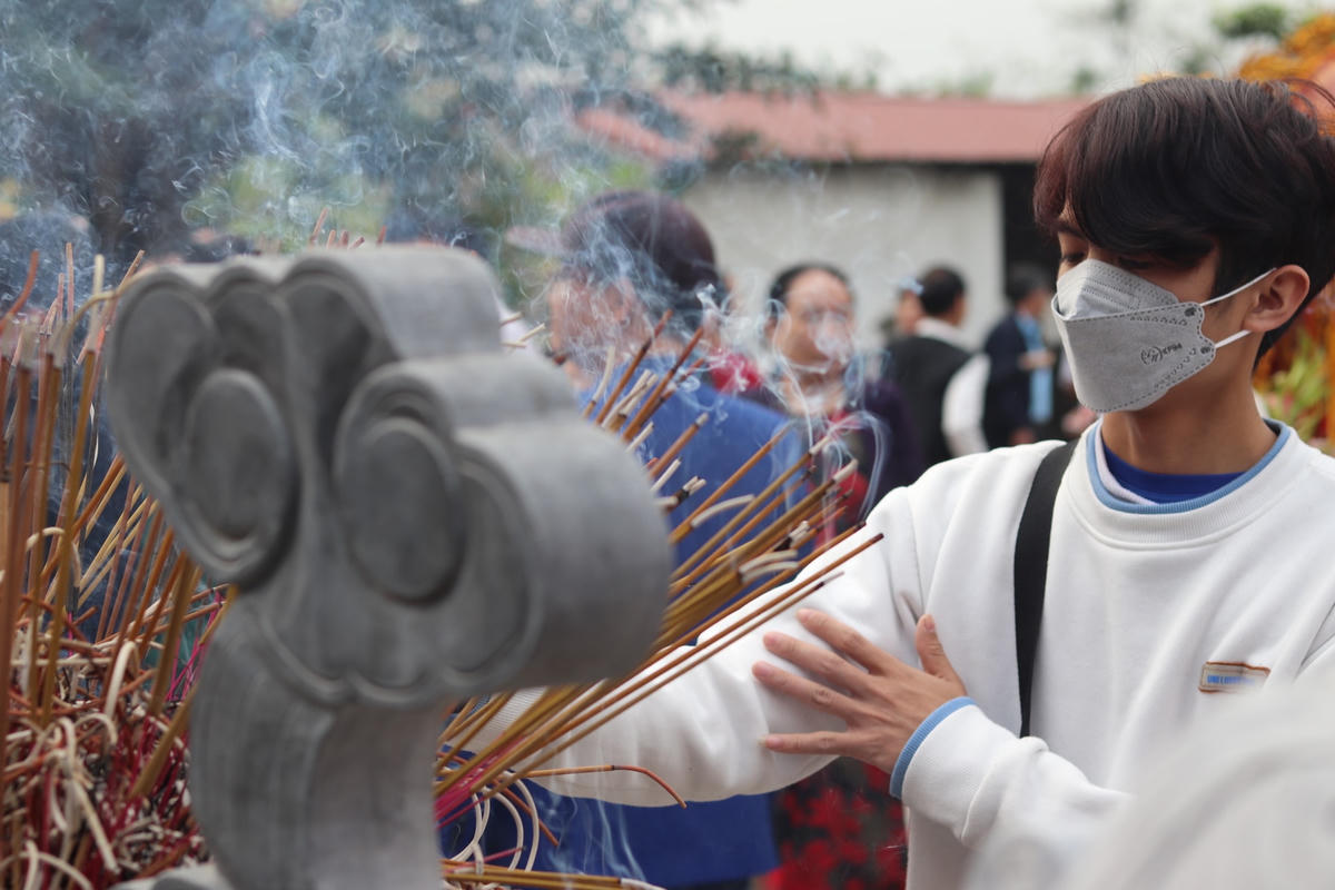 Những nén hương thành tâm được gửi gắm nơi phủ Trịnh.