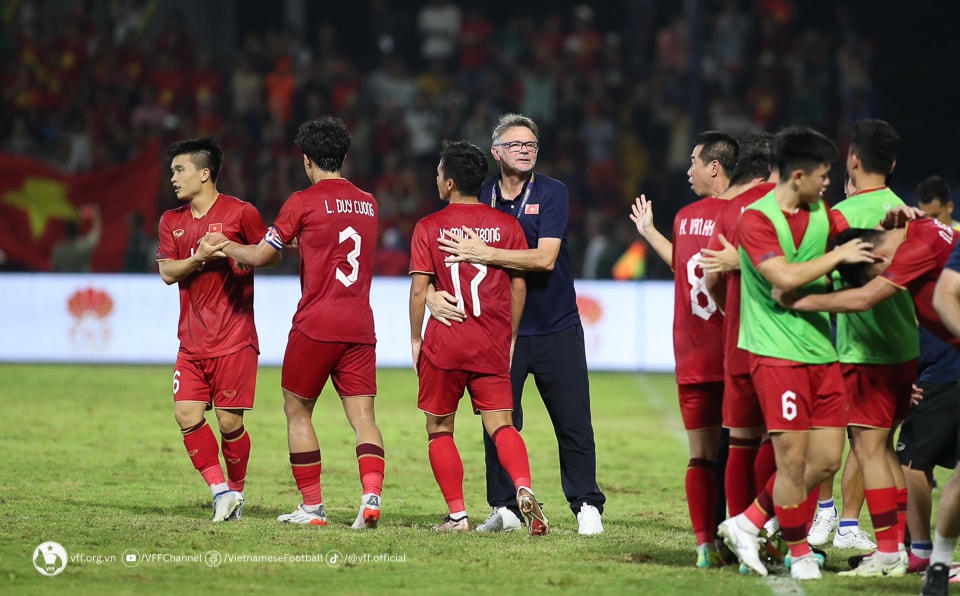 HLV Philippe Troussier và các học trò sau trận đấu tối qua. Ảnh: VFF.