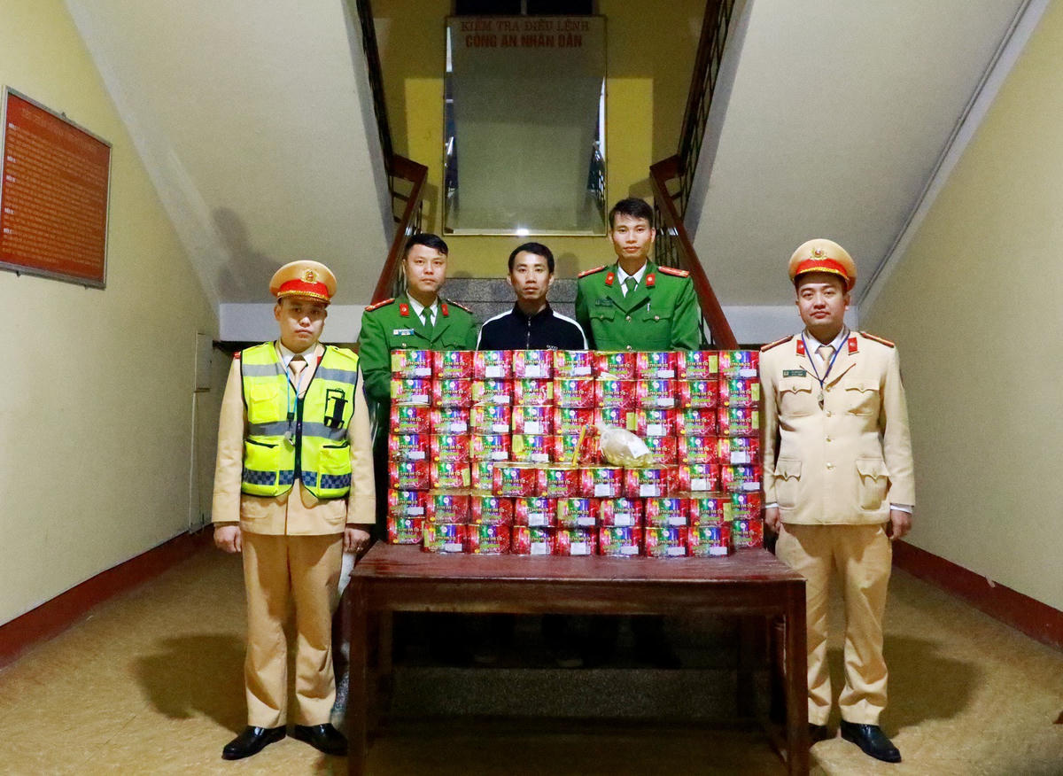 Đối tượng Hoàng Tiến (ở giữa) cùng tang vật vụ án.