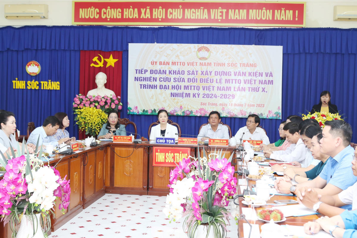 Quang cảnh buổi làm việc. 