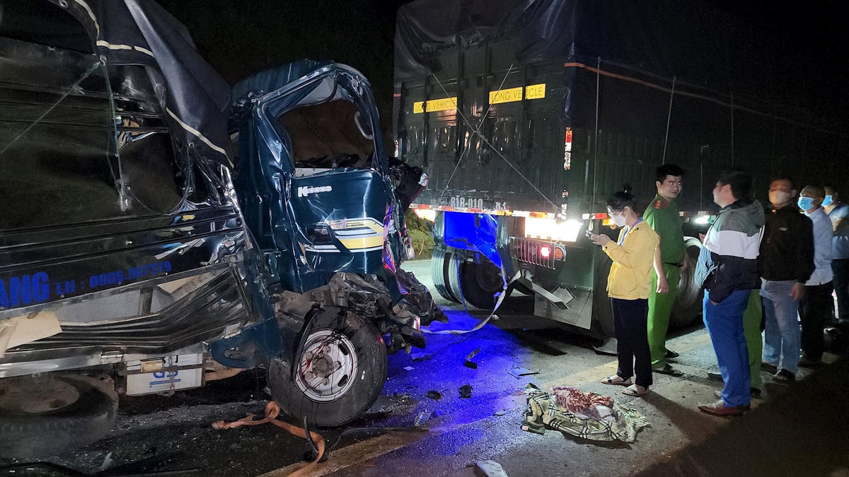Lực lượng chức năng có mặt tại hiện trường chỉ đạo công tác cứu hộ, phân luồng giao thông và điều tra nguyên nhân vụ việc.