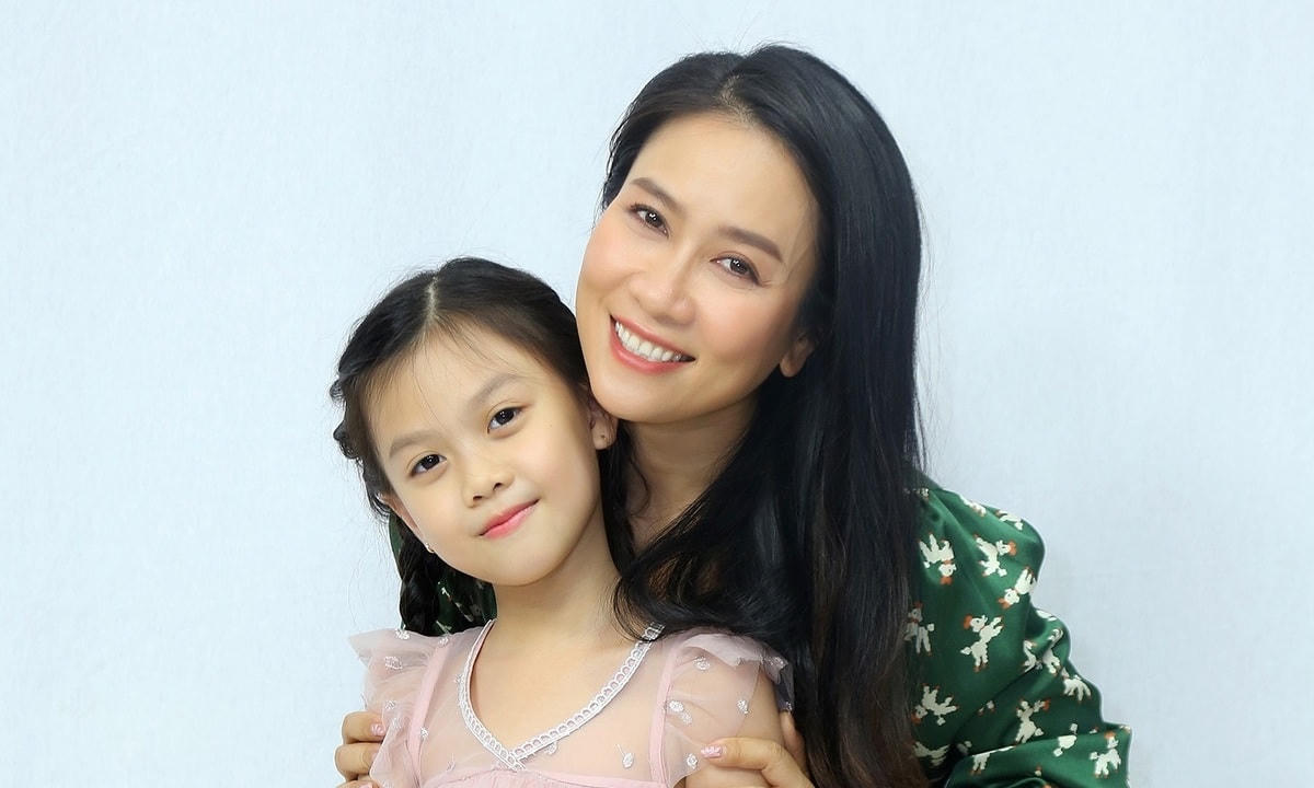 Con gái út - Minh Anh đam mê diễn xuất, thích hát, nhảy múa.