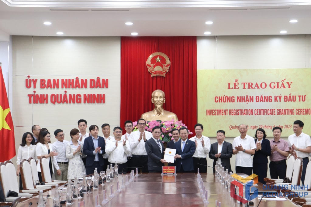 Quyền Chủ tịch UBND tỉnh Quảng Ninh Cao Tường Huy trao Giấy chứng nhận đăng ký đầu tư cho đại diện Tập đoàn Foxconn. Ảnh: QMG.