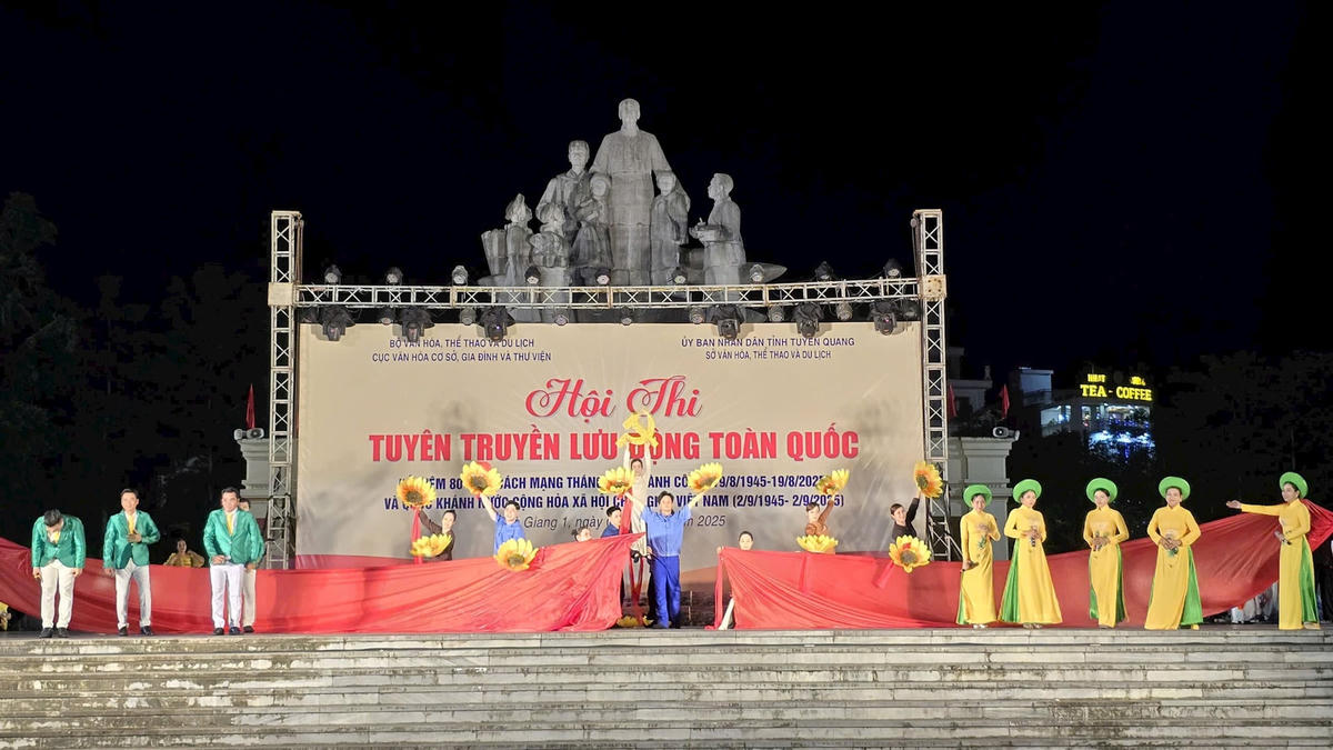 Đoàn tuyên truyền lưu động toàn quốc biểu diễn tại điểm diễn Hà Giang 1.