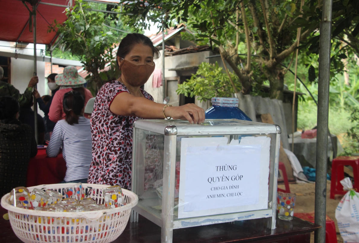 Người dân quyên góp tiền để lo hậu sự cho các cháu tử vong.