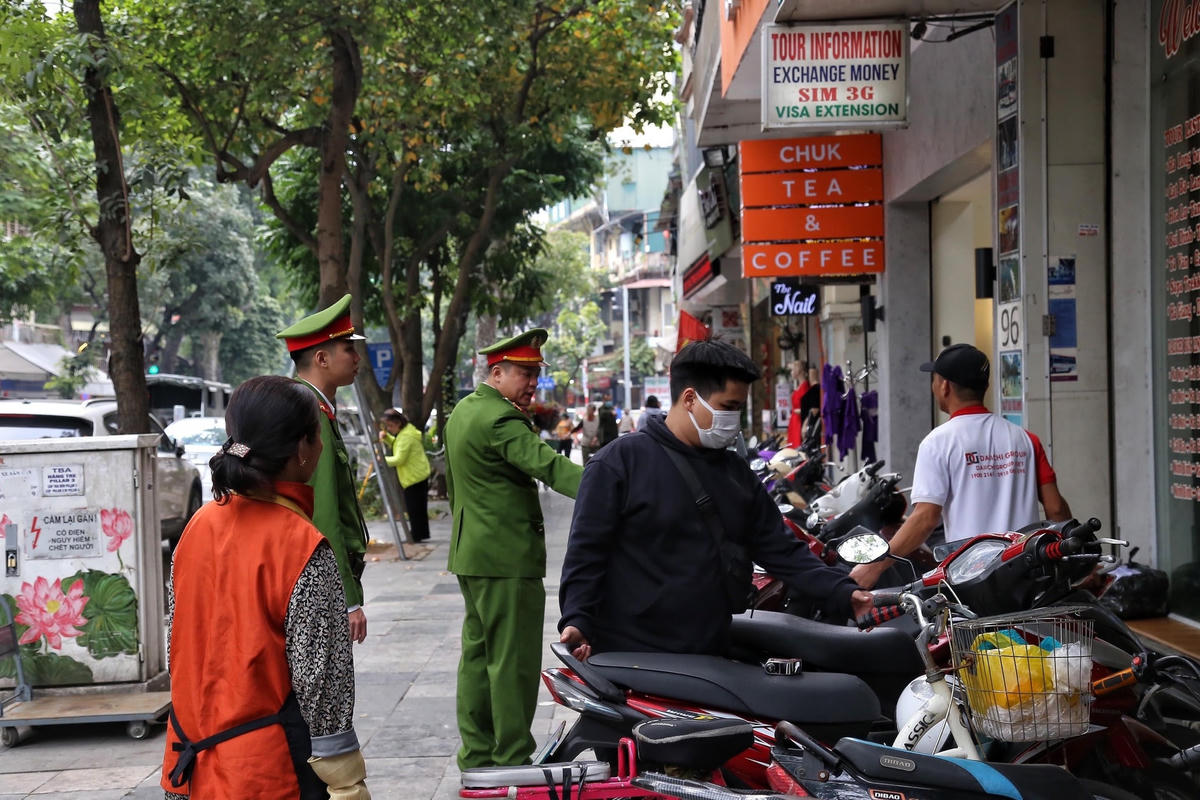 Quận Hoàn Kiếm (Hà Nội) lại tổ chức đợt ra quân mới “giành lại vỉa hè cho người đi bộ”.
