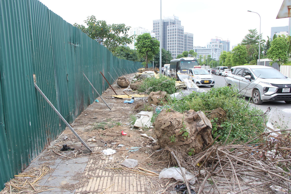 Theo ghi nhận của PV, tại một số con đường quanh Khu đô thị mới Cầu Giấy (TP Hà Nội) rác thải, phế thải được vứt tràn lan ra hai bên đường trông nhếch nhác.