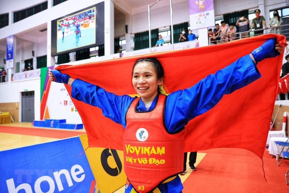 Vận động viên Lê Thị Hiền, đội tuyển Vovinam Việt Nam giành Huy chương Vàng nội dung đối kháng hạng cân 60 kg nữ. (Ảnh: TTXVN).