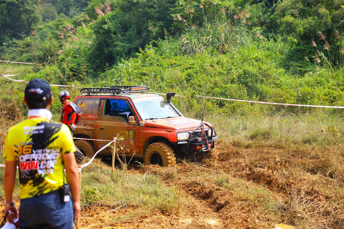 Địa hình bùn đất lầy lội được Ban tổ chức tạo ra nhằm thử thách các thí sinh.