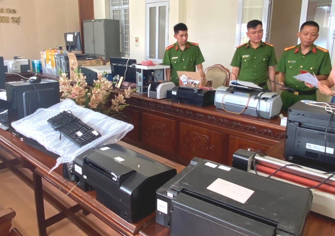Máy in, máy tính thu được từ nơi ẩn náu của các đối tượng.