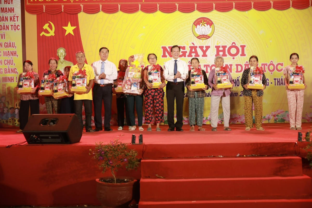 Trào quà cho các hộ nghèo có hoàn cảnh khó khăn trong Ngày hội.