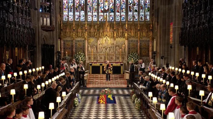 Linh cữu của Nữ hoàng được đưa xuống hầm Hoàng gia tại Tu viện Westminster.