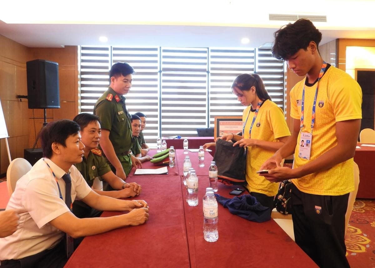 2 vận động viên Malaysia được Công an TP Đà Nẵng trao lại tài sản bị mất cắp. Ảnh: Công an Đà Nẵng.