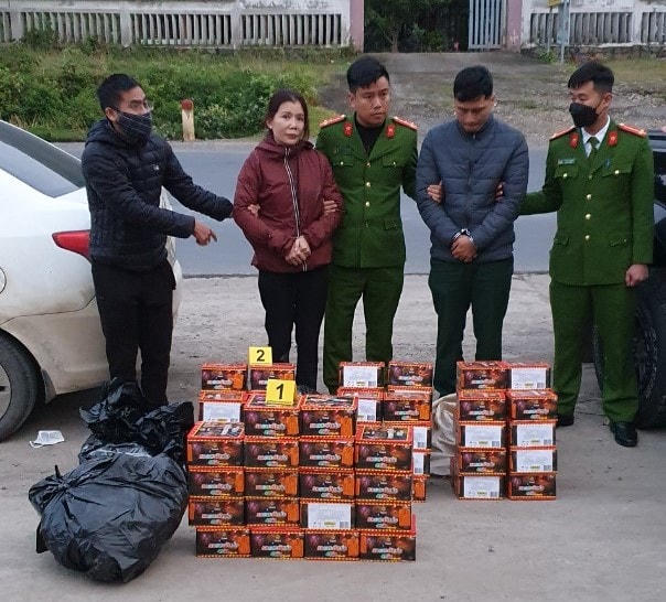 Lực lượng chức năng phát hiện 2 người đang vận chuyển 72 hộp giấy nghi là pháo hoa nổ.