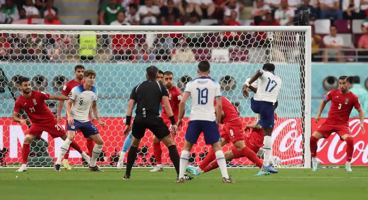  Bukayo Saka với cú sút đầy đẳng cấp nâng tỉ số lên 2-0.
